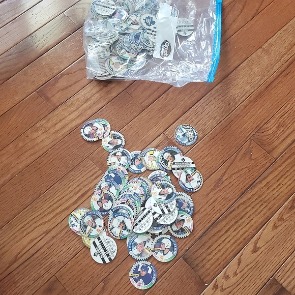 Big lot of NHL vintage Toronto maple leaf hockey 🍁 pogs milk caps for collector - Picture 3 of 3